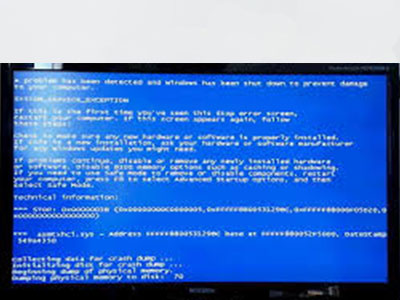 ブルースクリーン状態になってしまったパソコンのイメージ画像