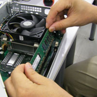パソコンのメモリ増設作業のイメージ画像